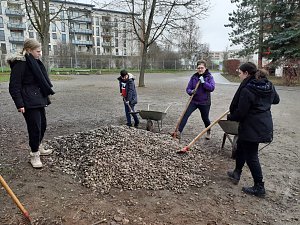 Dank dem Einsatz einiger Jugendlicher wurde die Förstemannschule Anfang April um eine Kräuterspirale bereichert