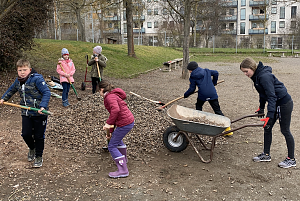Dank dem Einsatz einiger Kinder und Jugendlicher wurde die Förstemannschule Anfang April um eine Kräuterspirale bereichert