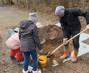 Dank dem Einsatz einiger Kinder und Jugendlicher wurde die Förstemannschule Anfang April um eine Kräuterspirale bereichert