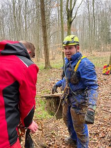 Die Retter der Bergwacht Ellrich konnten Cleo schlie&szlig;lich aus dem Erdfall befreien