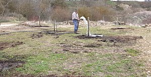 B&auml;ume auf Streuobstwiese in Topfstedt werden angegossen