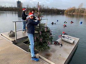 Weihnachtsmann unter Wasser - am Taucherteich versenkte man gestern wieder den traditionellen Weihnachtsbaum