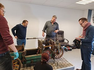 Untersuchung am historischen Gef&auml;hrt
