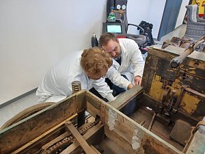 Untersuchung am historischen Gef&auml;hrt