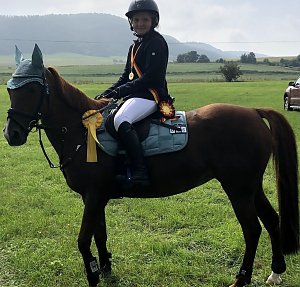 Auf's Treppchen gesprungen: Lilly Charlott Freitag auf Nathalie