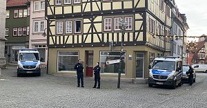 Polizisten sicherten die Zug&auml;nge zur Marktkirche