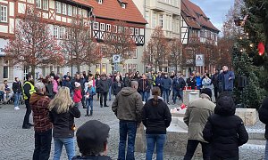 Versammlungsleiter Marius Franke spricht zu den Anwesenden