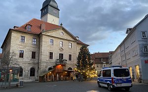 Prophylaktisch sichert die Th&uuml;ringer Polizei auch das Rathaus ab. Gegendemonstranten bleiben heute jedoch aus.