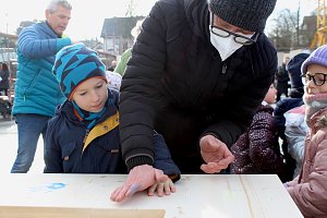 Kind aus der Schmetterlingsgruppe der Kita Helbespatzen bei der Grundsteinlegung in Ebeleben