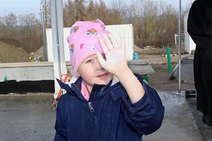 Kind aus der Schmetterlingsgruppe der Kita Helbespatzen bei der Grundsteinlegung in Ebeleben