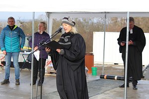 Pfarrerin Katharina Freudenberg bei Grundsteinlegung in Ebeleben