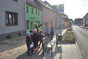 Die &auml;lteren Kita-Kinder besuchen eine Haltestelle in Bad Frankenhausen