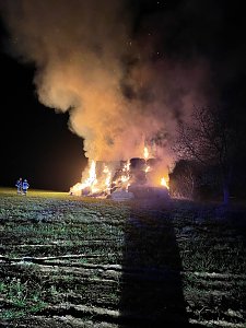Brennende Strohballen bei Donndorf