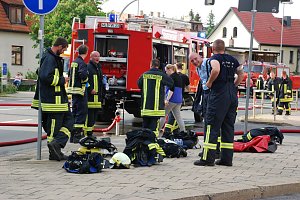 Feuerwehren auf Gel&auml;nde des alten Gaswerkes im Einsatz