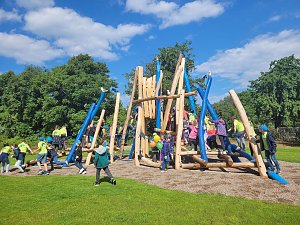 Kinder freuen sich &uuml;ber ihren neuen Schulspielplatz