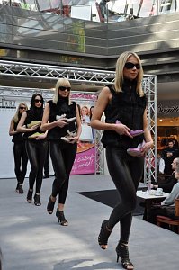 Mode in der Galerie