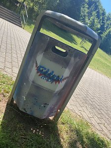 Sch&uuml;lerinnen und Sch&uuml;ler gestalteten die Abfallk&ouml;rbe im &Ouml;stertal um