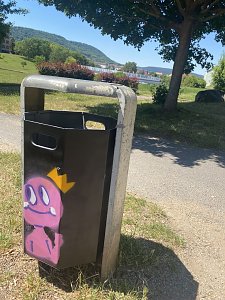 Sch&uuml;lerinnen und Sch&uuml;ler gestalteten die Abfallk&ouml;rbe im &Ouml;stertal um
