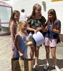 Siegerehrung am Riedsgraben beim diesj&auml;hrigen Entenrennen