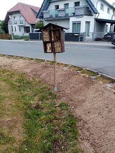 Bienenhotel mit angeschlossener Wiese