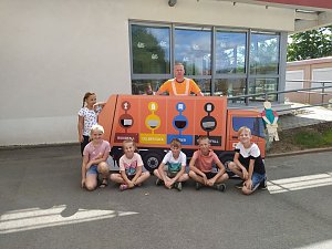 Zur Ferienfreizeit an der Grundschule Niedersalza waren die Abfallexperten des Landkreises zu Gast