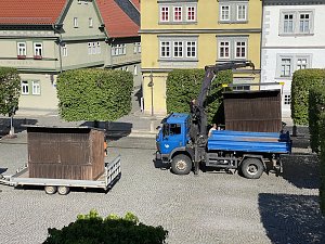 Der T&ouml;pfrmarkt wird hergerichtet zum Mittelalterstadtfest