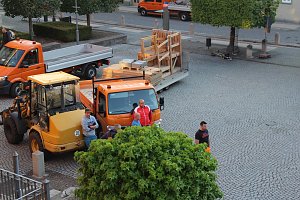 Der T&ouml;pfrmarkt wird hergerichtet zum Mittelalterstadtfest