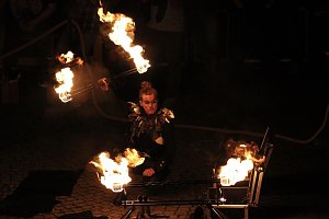 Atemberaubendes Feuerspektakel auf dem T&ouml;pfermarkt in Bad Langensalza 