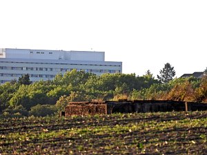 Ein kleiner Bunker am Rande der Stadt