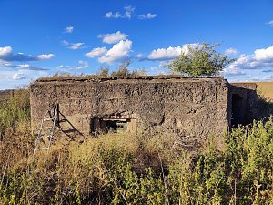 Ein kleiner Bunker am Rande der Stadt