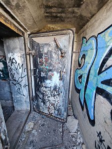Ein kleiner Bunker am Rande der Stadt