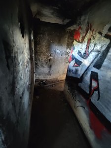 Ein kleiner Bunker am Rande der Stadt