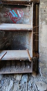 Ein kleiner Bunker am Rande der Stadt
