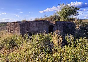 Ein kleiner Bunker am Rande der Stadt