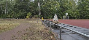 Sportplatz im Borntal wurde durch viele flei&szlig;ige H&auml;nde vom Unrat befreit