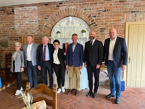 B&uuml;rgermeister Steffen Grimm (rechts) mit Mantas Varasca (3.v.re.) B&uuml;rgermeister von Kazlu Ruda und den B&uuml;rgermeistern der polnischen Partnerst&auml;dte.