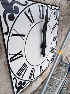 Eines der beiden neuen Ziffernbl&auml;tter am Kirchturm von St. Nicolai in Trebra 