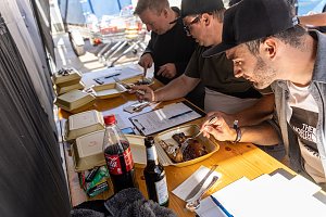 Grillmeisterschaft auf dem Parkdeck der Marktpassage