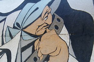 Ist das schon Geschichte? - das Wandbild an der Frauenberg-Turnhalle wird erhalten