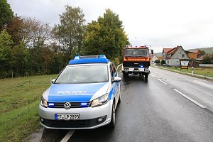 Fahranf&auml;ngerin rutscht auf eine Kuhweide