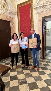 v.l. Katja Rudolph; B&uuml;rgermeister Matthias Strejc; Raffaella Bonsangue im Rathaus in Pisa