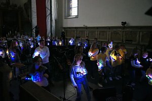 "Ukulele trifft Licht" mit Franzbergsch&uuml;lern in der Trinitatiskirche
