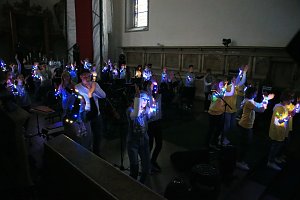 "Ukulele trifft Licht" mit Franzbergsch&uuml;lern in der Trinitatiskirche