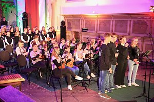 "Ukulele trifft Licht" mit Franzbergsch&uuml;lern in der Trinitatiskirche