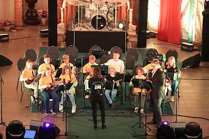 "Ukulele trifft Licht" mit Franzbergsch&uuml;lern in der Trinitatiskirche