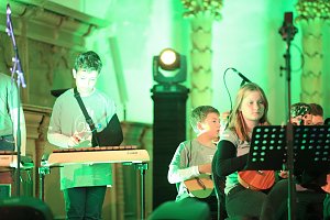 "Ukulele trifft Licht" mit Franzbergsch&uuml;lern in der Trinitatiskirche
