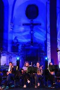 "Ukulele trifft Licht" mit Franzbergsch&uuml;lern in der Trinitatiskirche