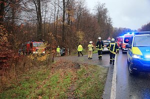Der verunfallte Fahrer musste mit der Rettungsschere aus seinem Auto befreit werden