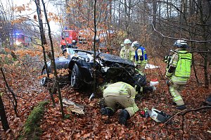 Der verunfallte Fahrer musste mit der Rettungsschere aus seinem Auto befreit werden