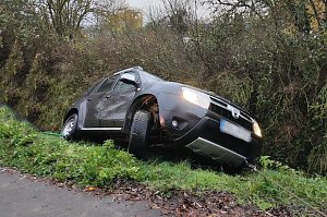 Auf nassem Gras und weicher Erde in den Graben gerutscht